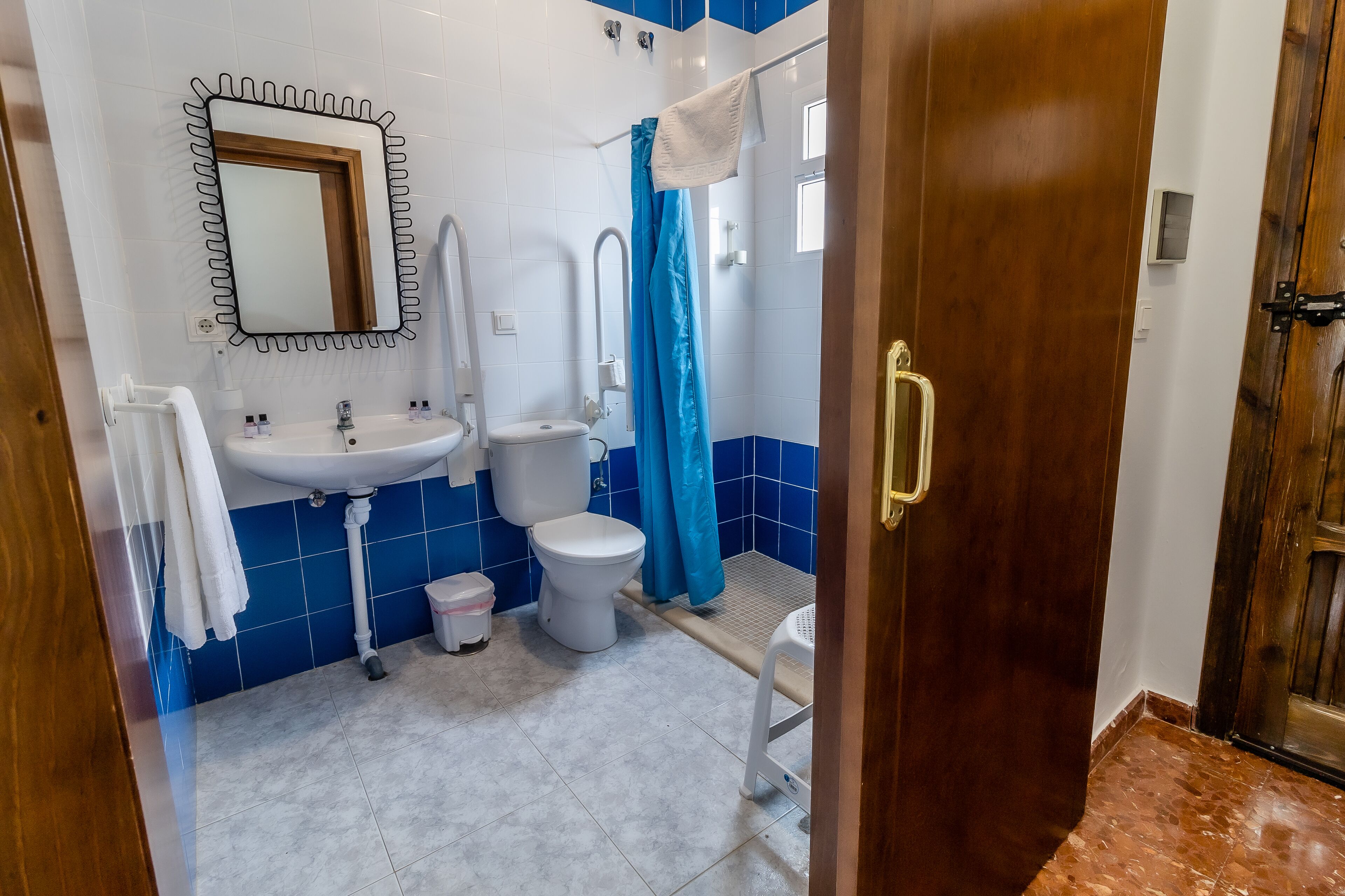 Ein Badezimmer mit Waschbecken, Toilette und Dusche.