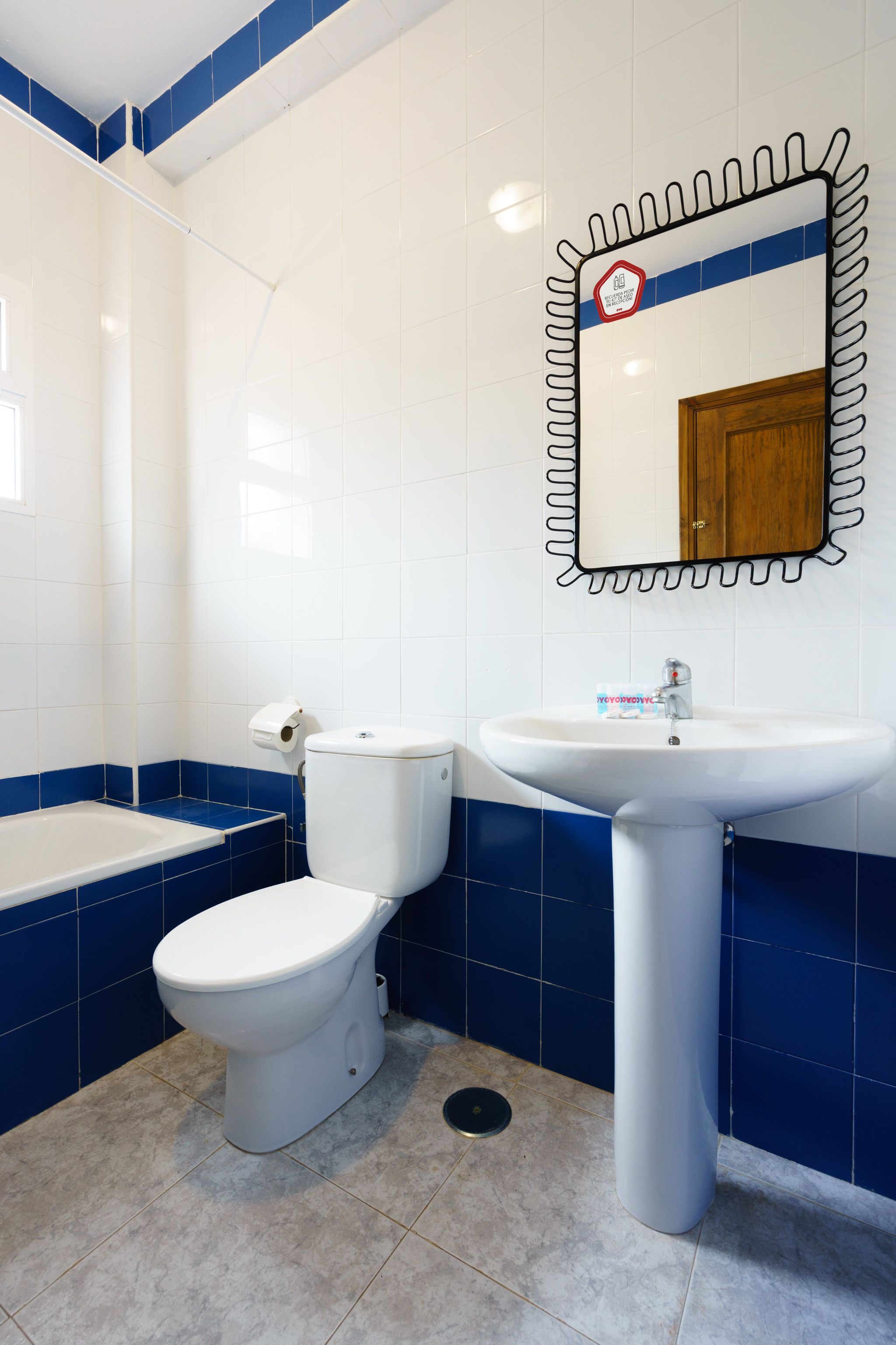 Un baño con inodoro, lavamanos y bañera.