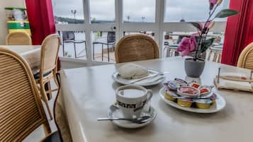 Esmorzar diari continental gratuït