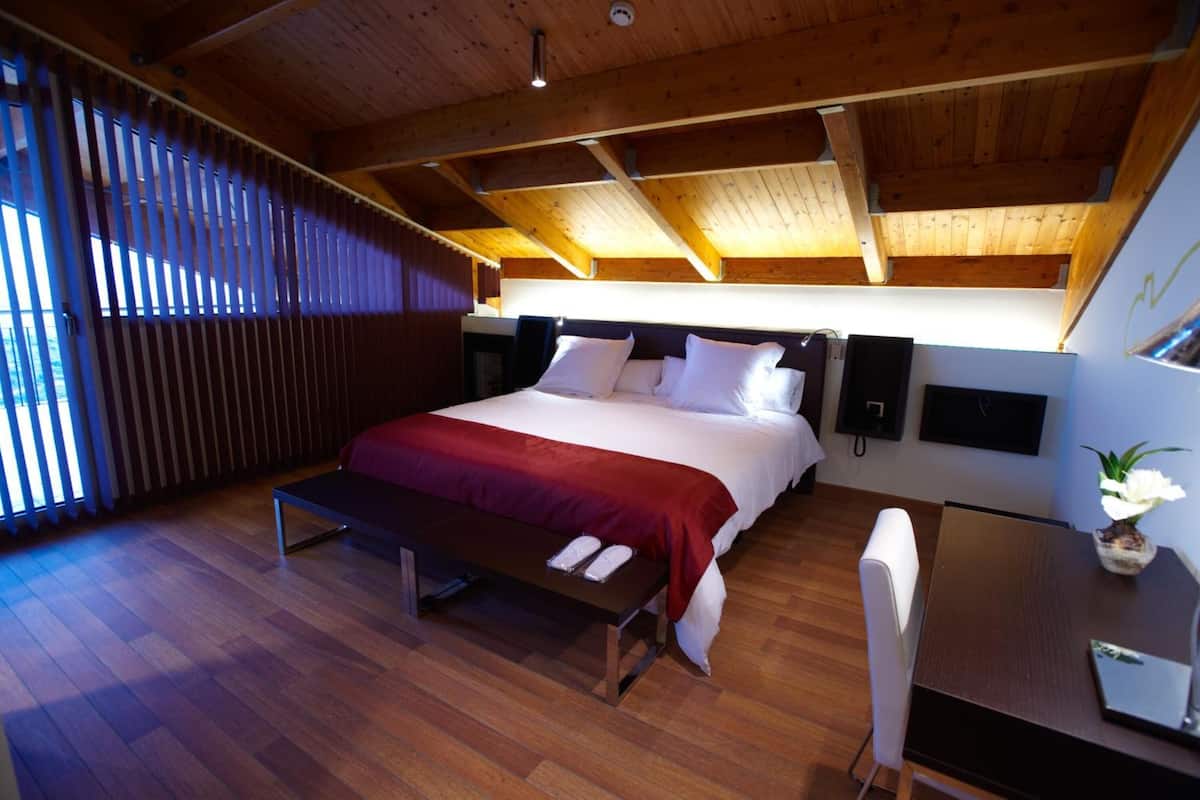 select comfort beds, free minibar, in-room safe, desk