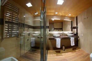 Double Room | Bathroom | Shower, free toiletries, hair dryer, towels - Hotel Eguren Ugarte (Laguardia)