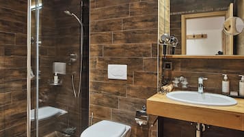 Phòng, 1 giường đôi hoặc 2 giường đơn, quang cảnh thành phố | Phòng tắm | Máy sấy tóc, khăn tắm