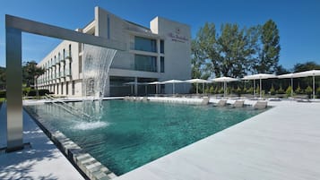 Innenpool, Außenpool (je nach Saison geöffnet)