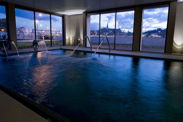 Minibar, caja de seguridad en la habitación y escritorio