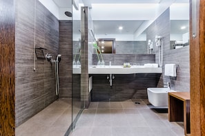 Shower, free toiletries, hair dryer, bidet