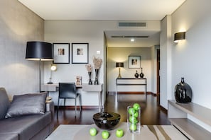 Minibar, in-room safe, desk, laptop workspace - Villa Batalha (Batalha)