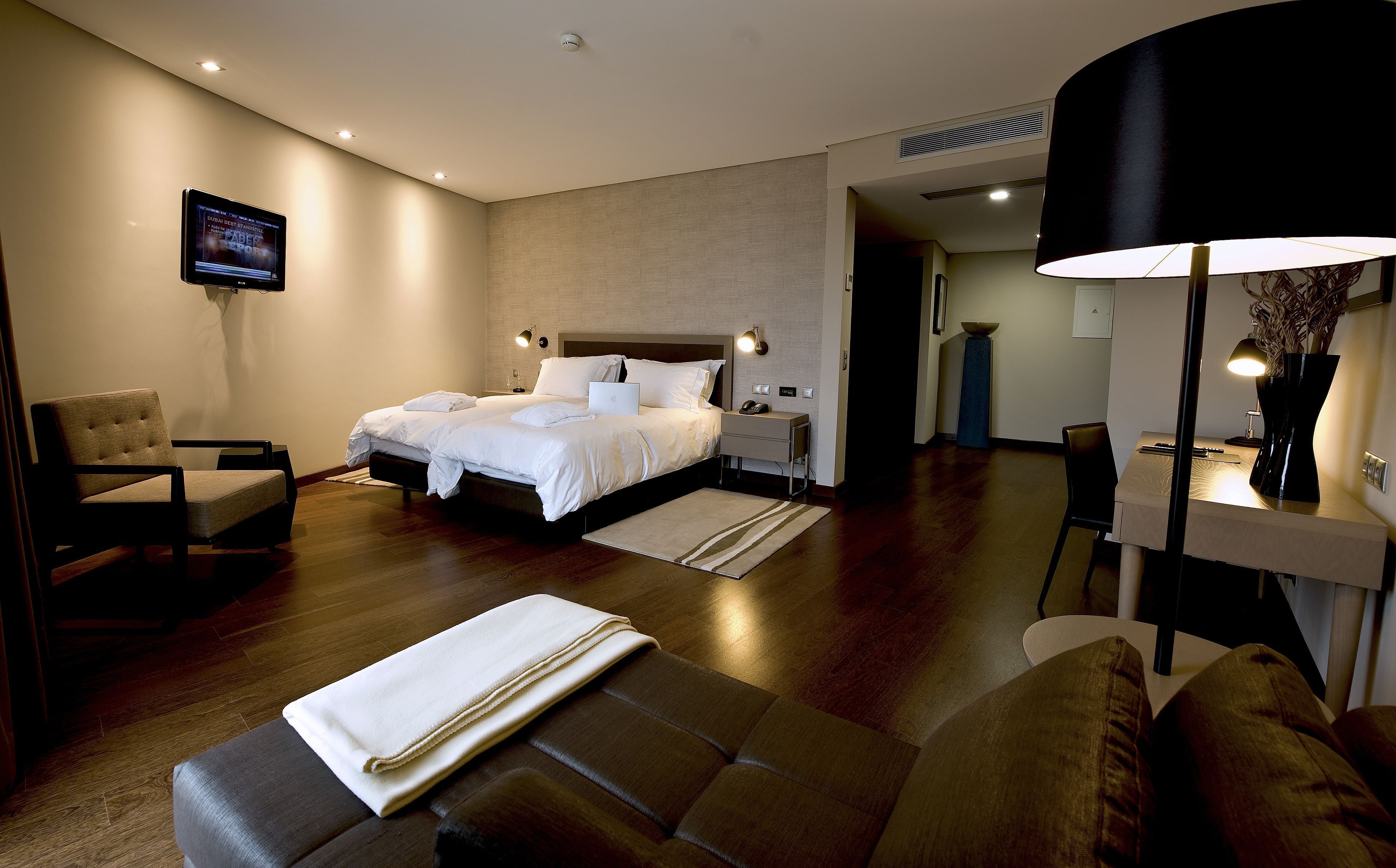 ミニバー、セーフティボックス (室内)、デスク、ノートパソコン用作業スペース