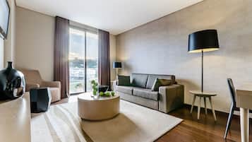 Frigobar, cofres nos quartos, escrivaninha