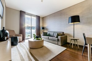 Minibar, caja de seguridad en la habitación y escritorio 