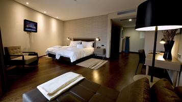 1 camera, minibar, una cassaforte in camera, una scrivania