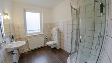Komfort Dreibettzimmer mit Dusche und WC	 | Badezimmer | Dusche, kostenlose Toilettenartikel, Haartrockner, Handtücher