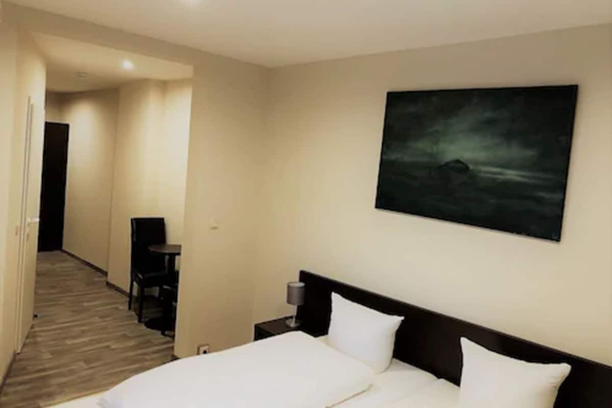 Habitación doble Confort, baño privado | Escritorio, tabla de planchar con plancha, cunas y wifi gratis