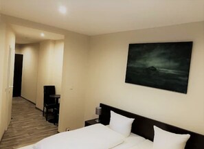 Desk, iron/ironing board, cribs/infant beds, free WiFi - Hotel Pension Victoria (Berlin)