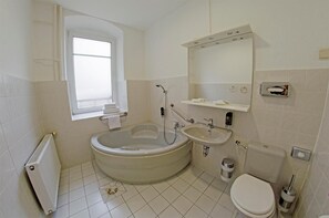 Dusj, toalettartikler (inkludert), hårføner og håndklær