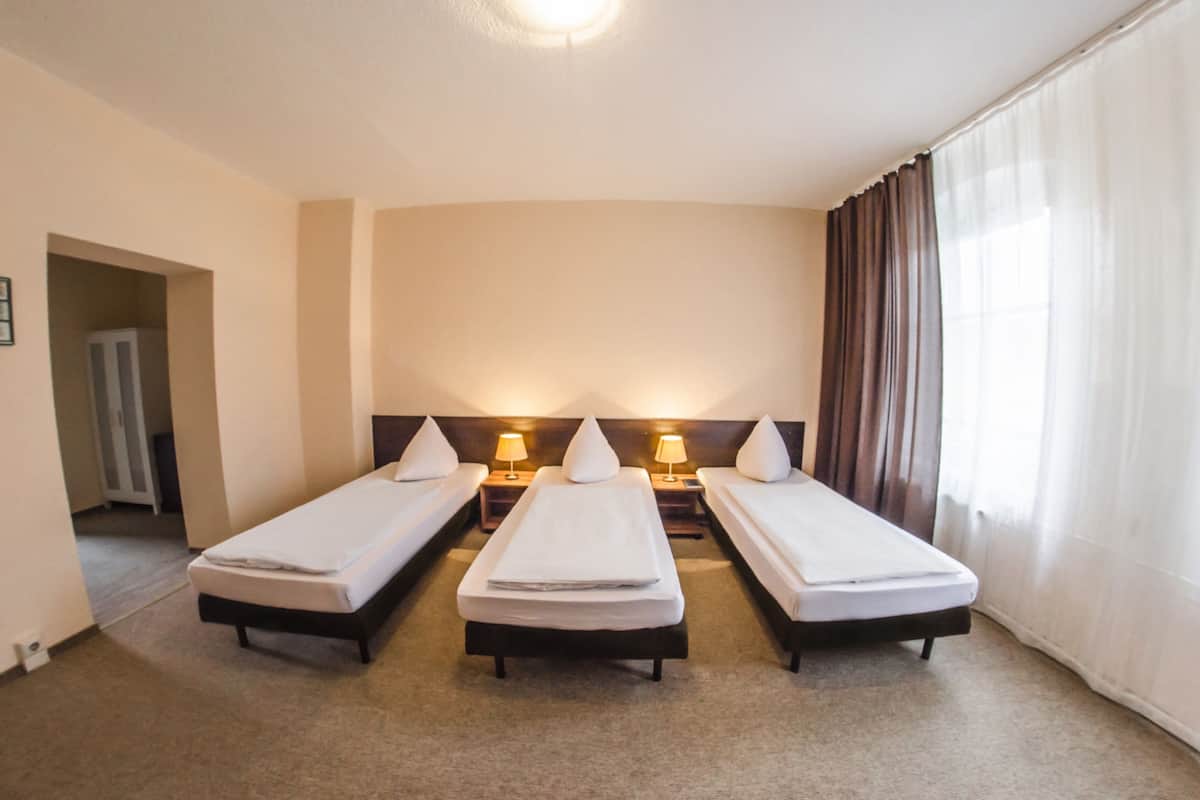 Habitación triple Confort, baño privado | Escritorio, tabla de planchar con plancha, cunas y wifi gratis