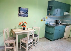 Apartemen | Dapur pribadi | Lemari es, kompor, mesin pembuat kopi/teh, dan ketel listrik