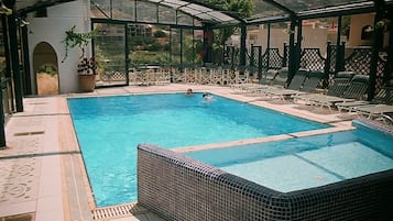 室內游泳池和室外游泳池,提供泳池遮陽傘和日光浴躺椅