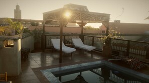 Outdoor pool, pool loungers - Riad B&B Marrakech (Marrakech)