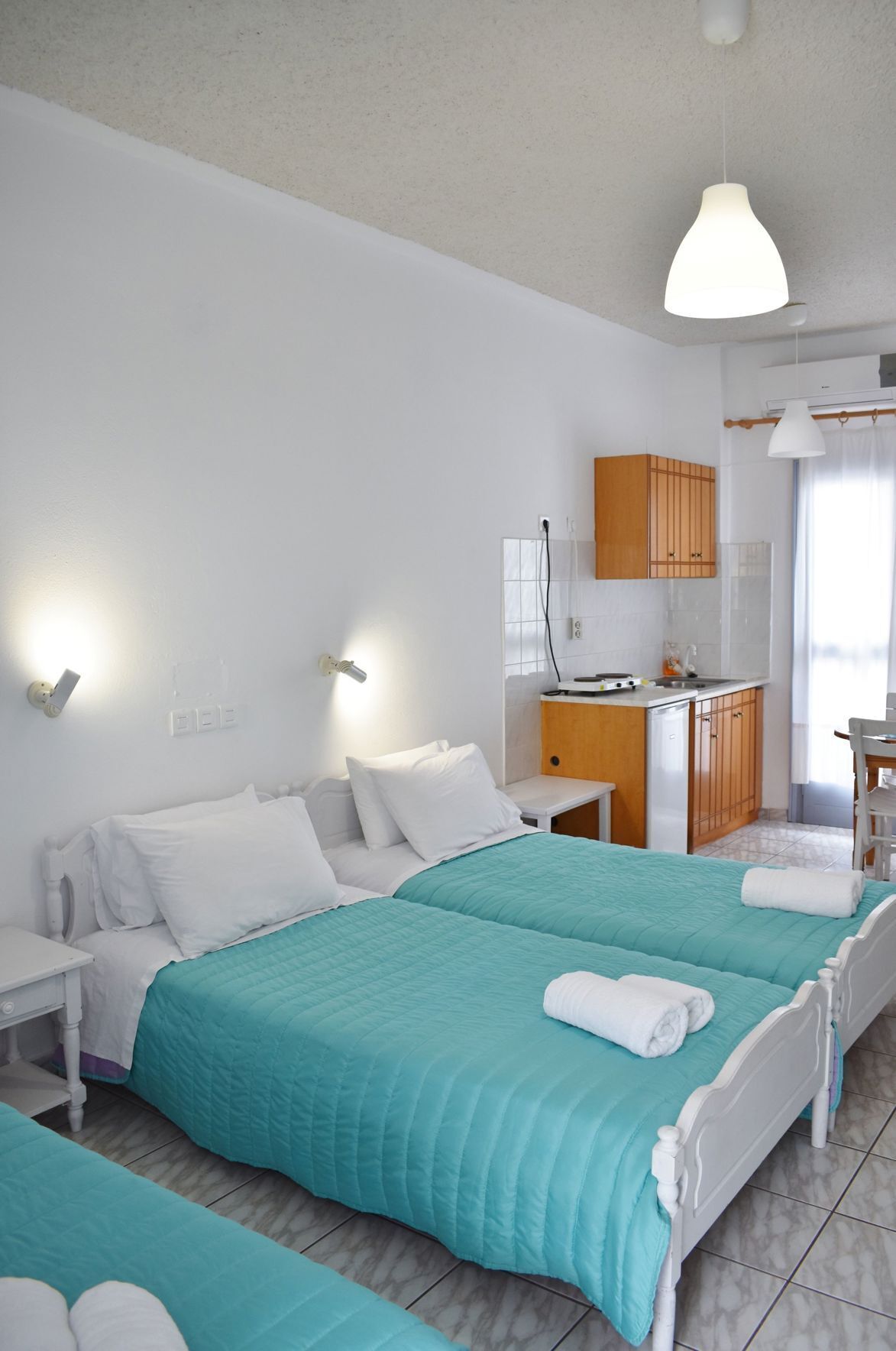 Ropa de cama de alta calidad, escritorio, cortinas opacas