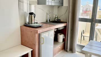 Mini réfrigérateur, plaque de cuisson, cafetiÚre/bouilloire
