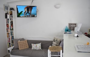 Lobby sitting area - Zacharakis Studios (Santorini)