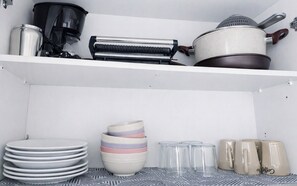Kaffe- och tebryggare, minikylskåp, spishäll och vattenkokare