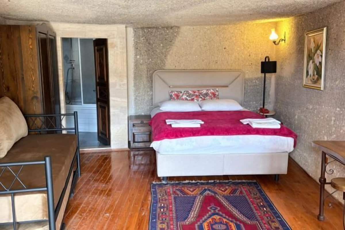 Premium bedding, soundproofing, iron/ironing board, free WiFi