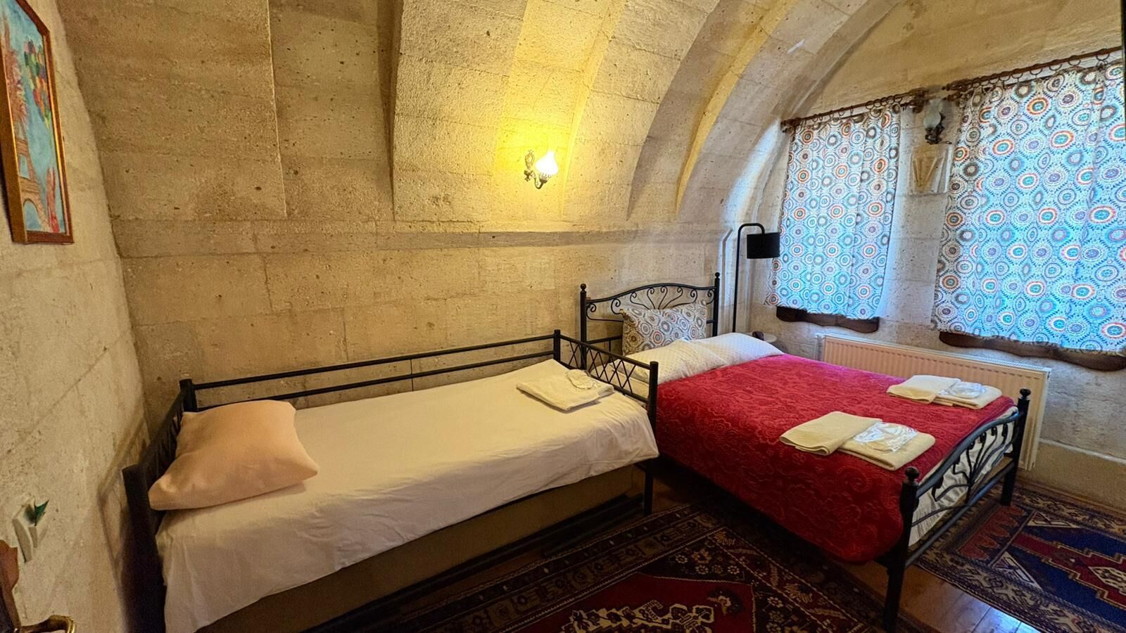 Traditionele driepersoonskamer | Luxe beddengoed, geluiddichte muren, een strijkplank/strijkijzer