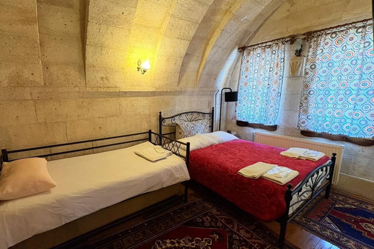 Family triple arch room | Ropa de cama de alta calidad y insonorización