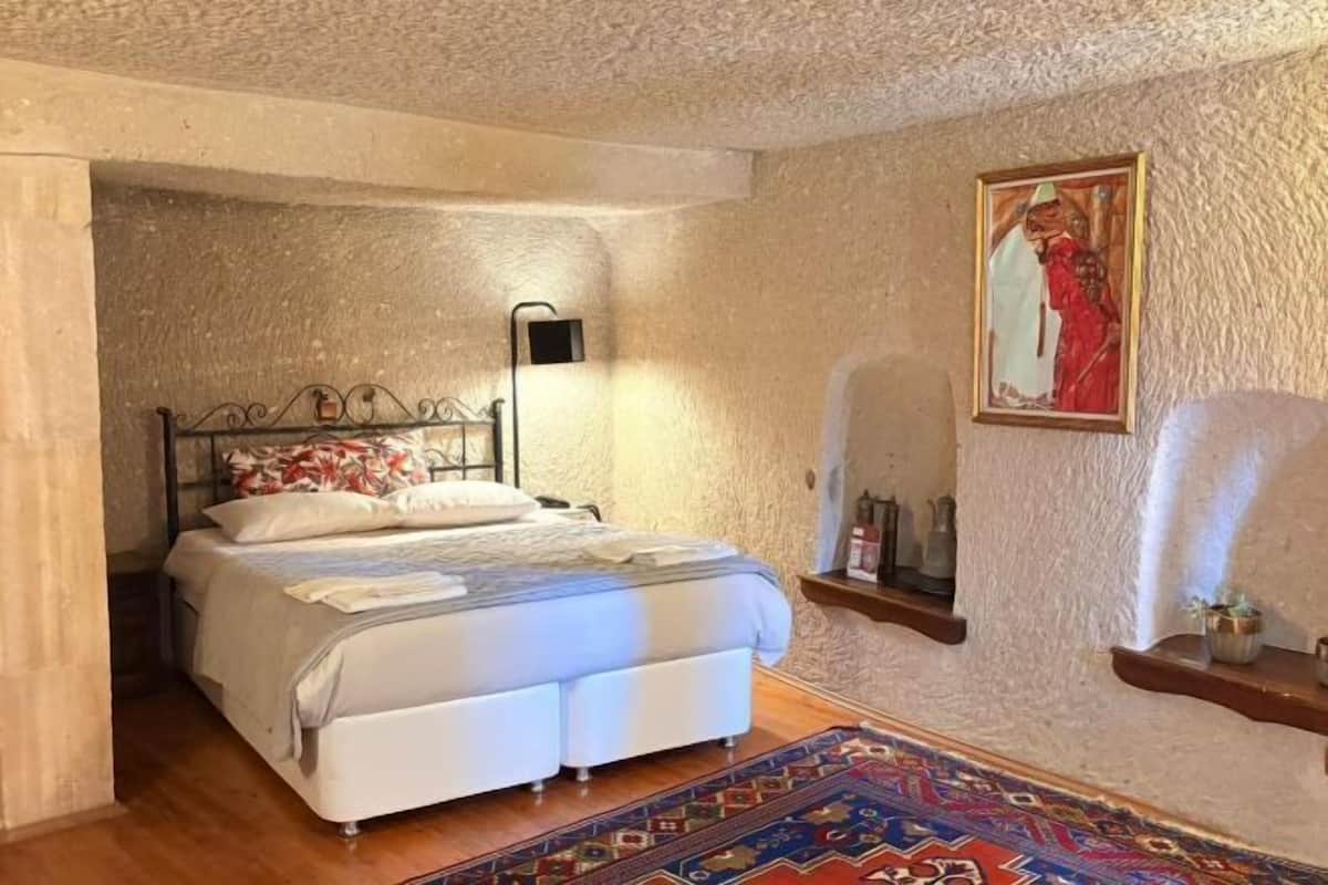 Premium bedding, soundproofing, iron/ironing board, free WiFi