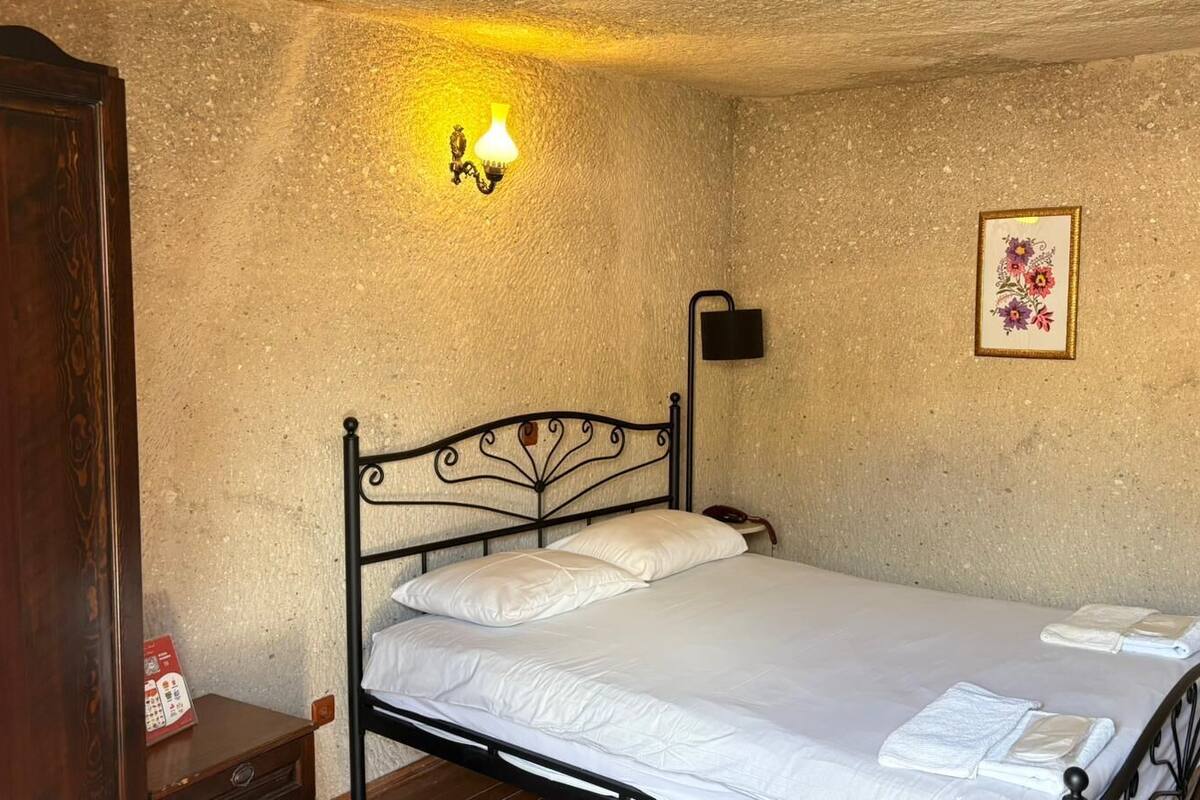 Budget Double Cave Room | 고급 침구, 방음 설비, 다리미/다리미판, 무료 WiFi