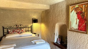 Family Triple Deluxe Cave Room | Premium bedding, soundproofing, iron/ironing board, free WiFi - Nature Park Cave Hotel (Nevsehir)