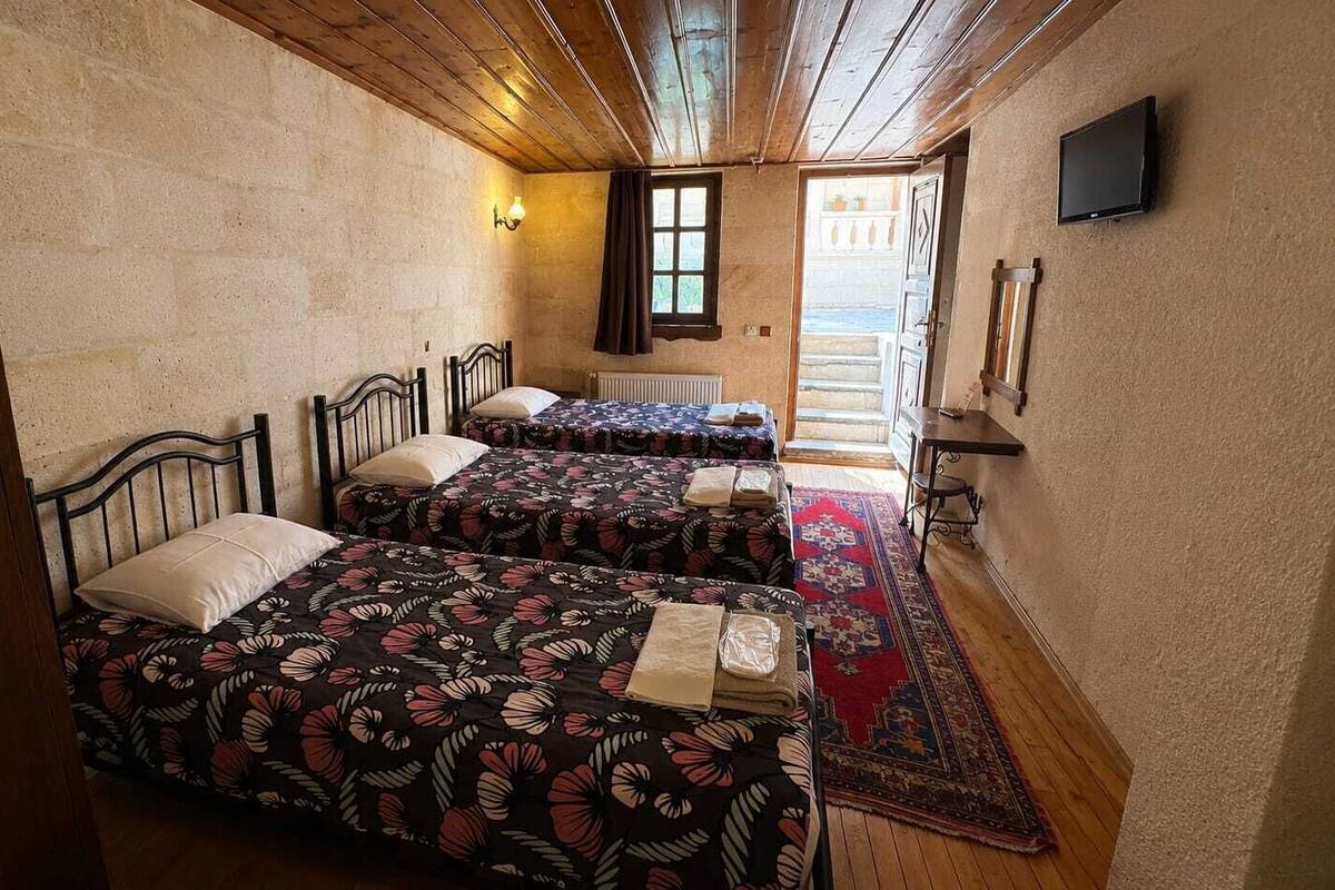 Economic Triple Cave Room | 고급 침구, 방음 설비, 다리미/다리미판, 무료 WiFi