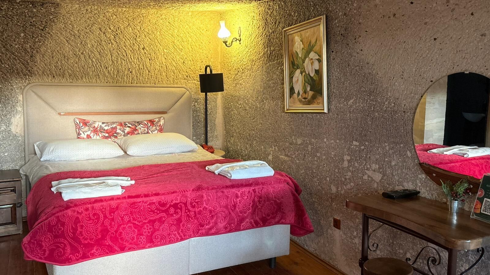 Kolmen hengen deluxe-huone | Ylelliset vuodevaatteet, äänieristys, silitysrauta/-lauta