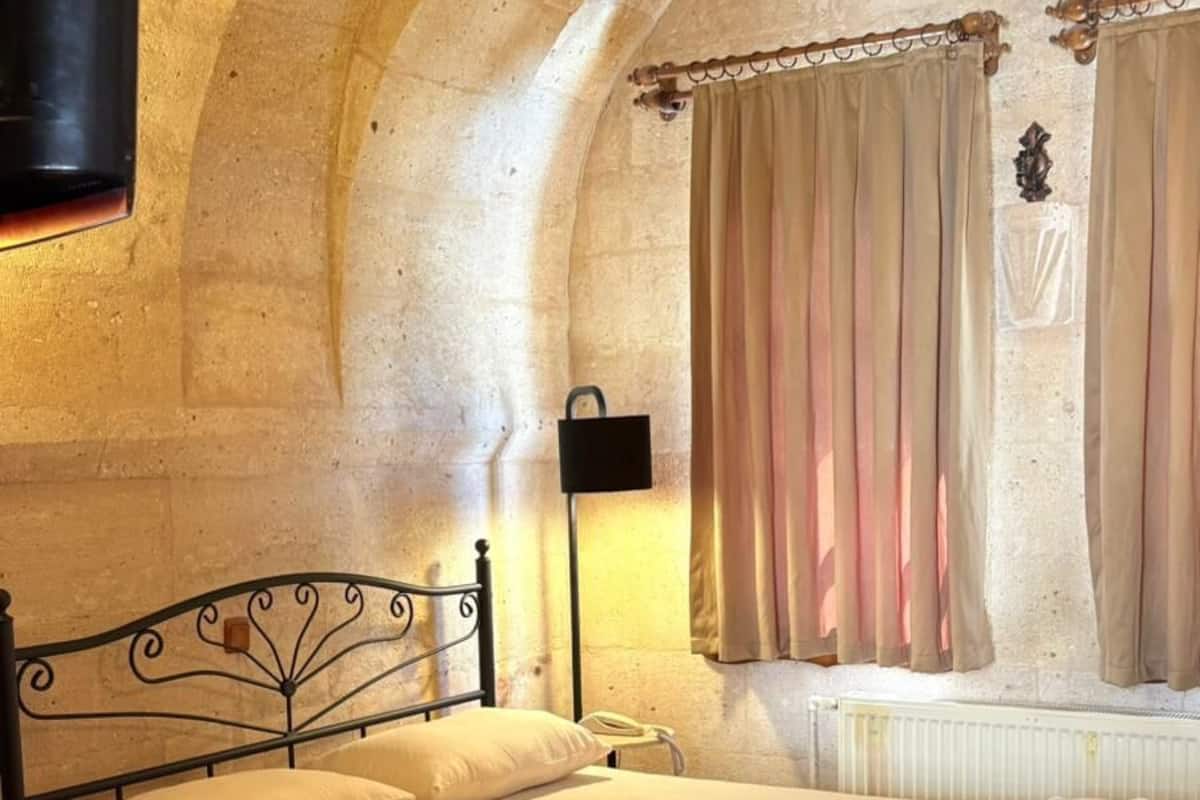 Double or twin arch room | Premium bedding, soundproofing, iron/ironing board, free WiFi