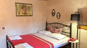 Family Triple Deluxe Cave Room