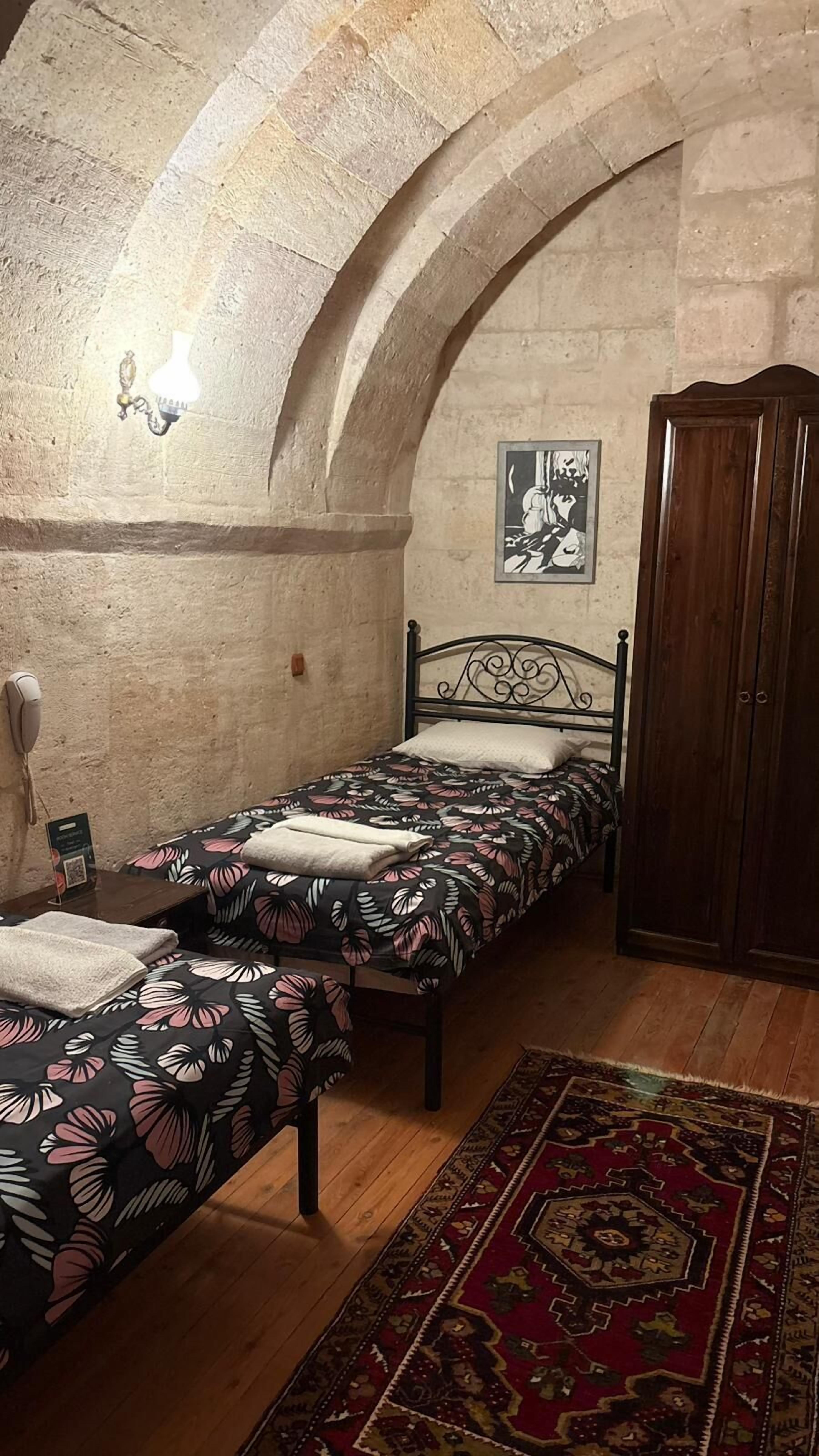 Economy Single Room | Premium bedding, soundproofing, iron/ironing board, free WiFi