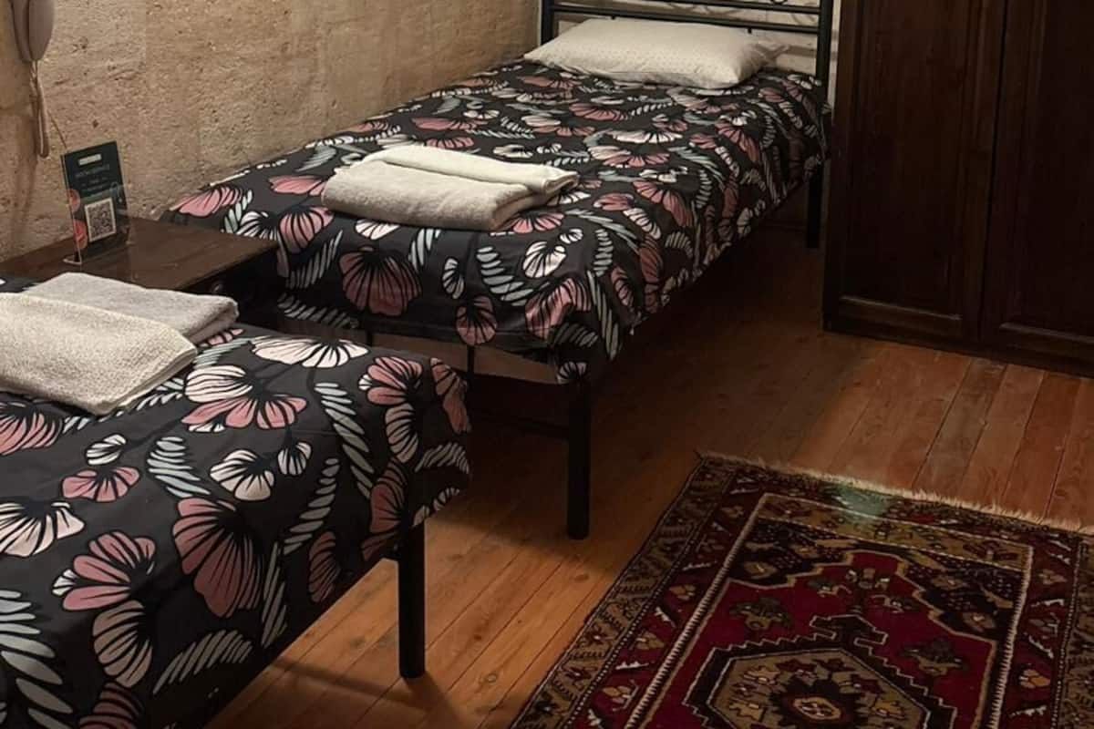 Economy Single Room | Premium bedding, soundproofing, iron/ironing board, free WiFi