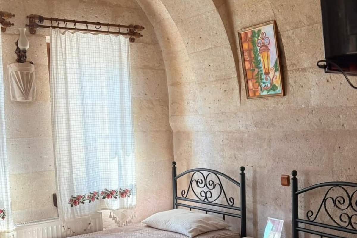 Standard Twin Room | Premium bedding, soundproofing, iron/ironing board, free WiFi