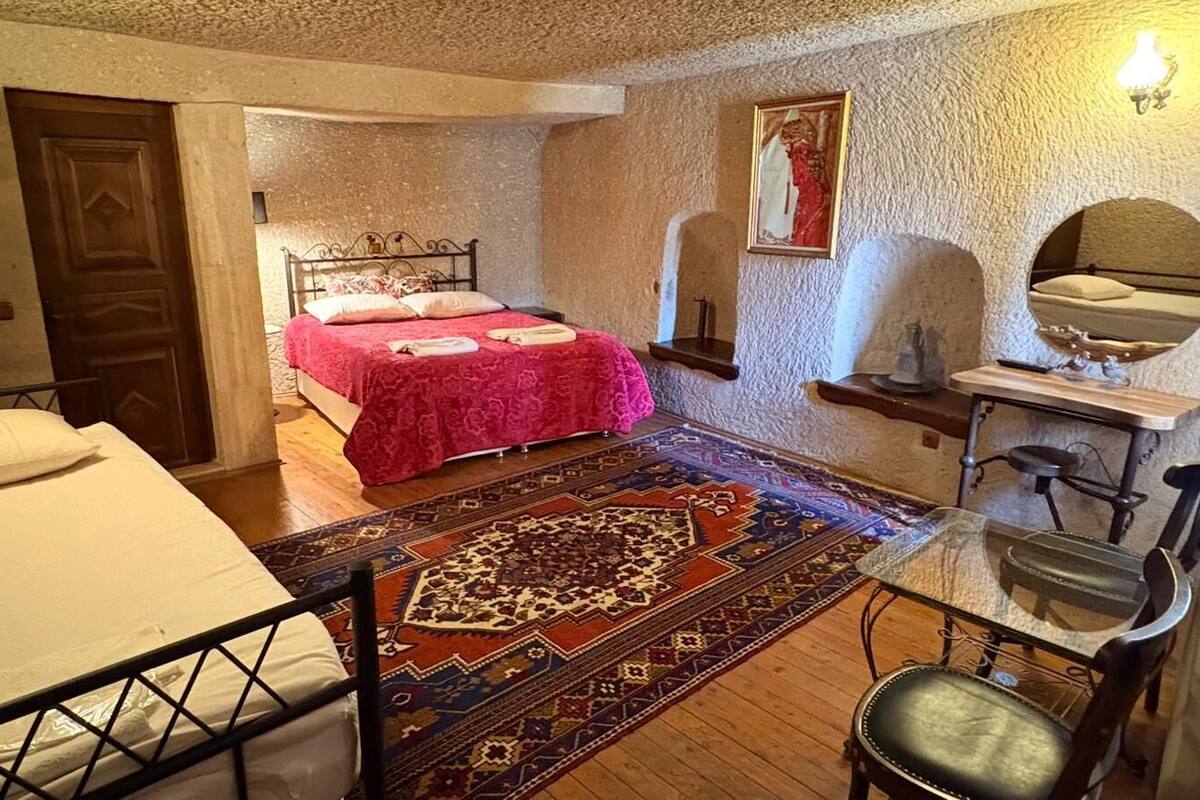 Family Triple Deluxe Cave Room | 고급 침구, 방음 설비, 다리미/다리미판, 무료 WiFi