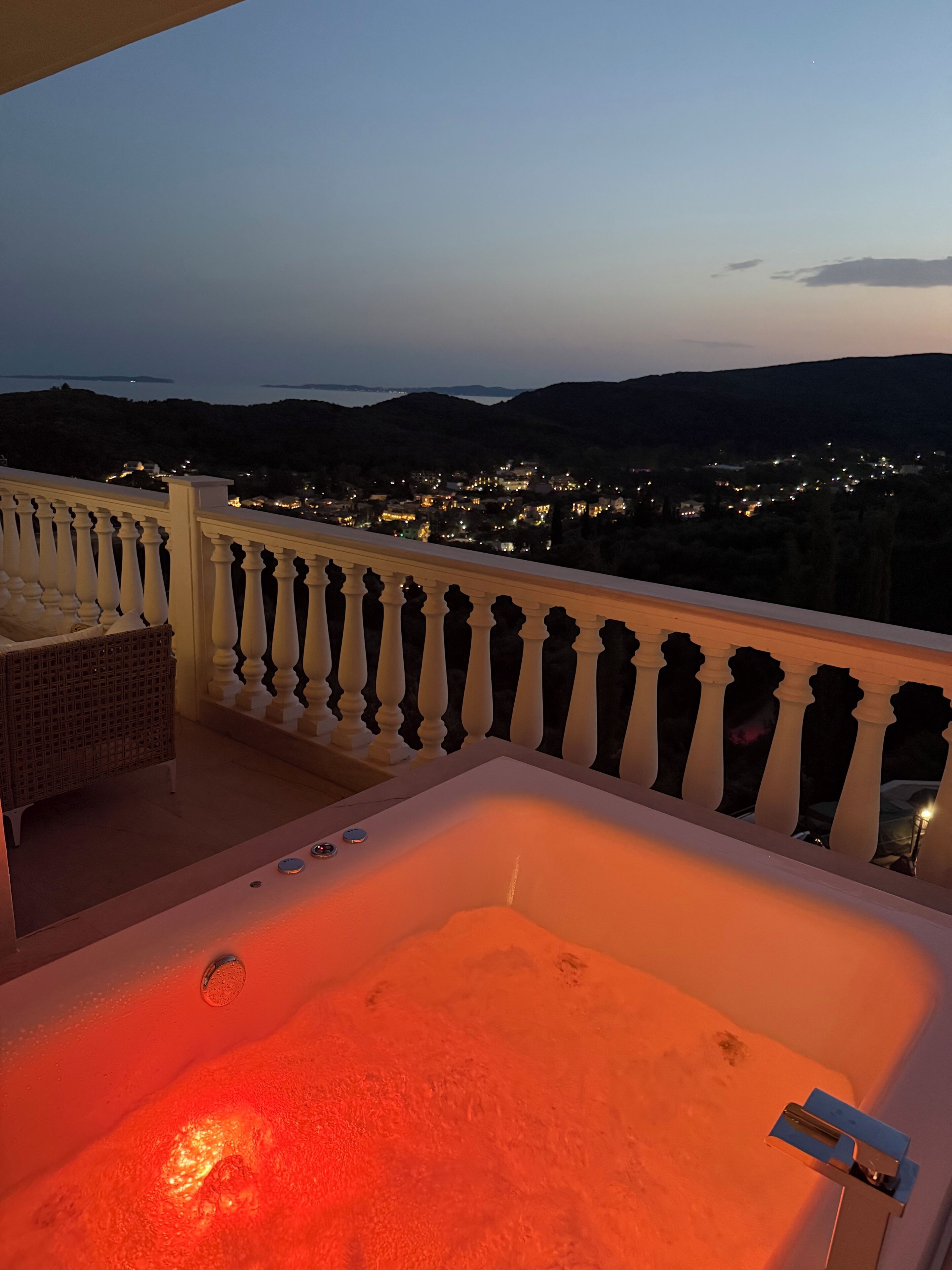Executive Double Room with Sea View and Hot Tub | 고급 침구, 객실 내 금고, 책상, 노트북 작업 공간