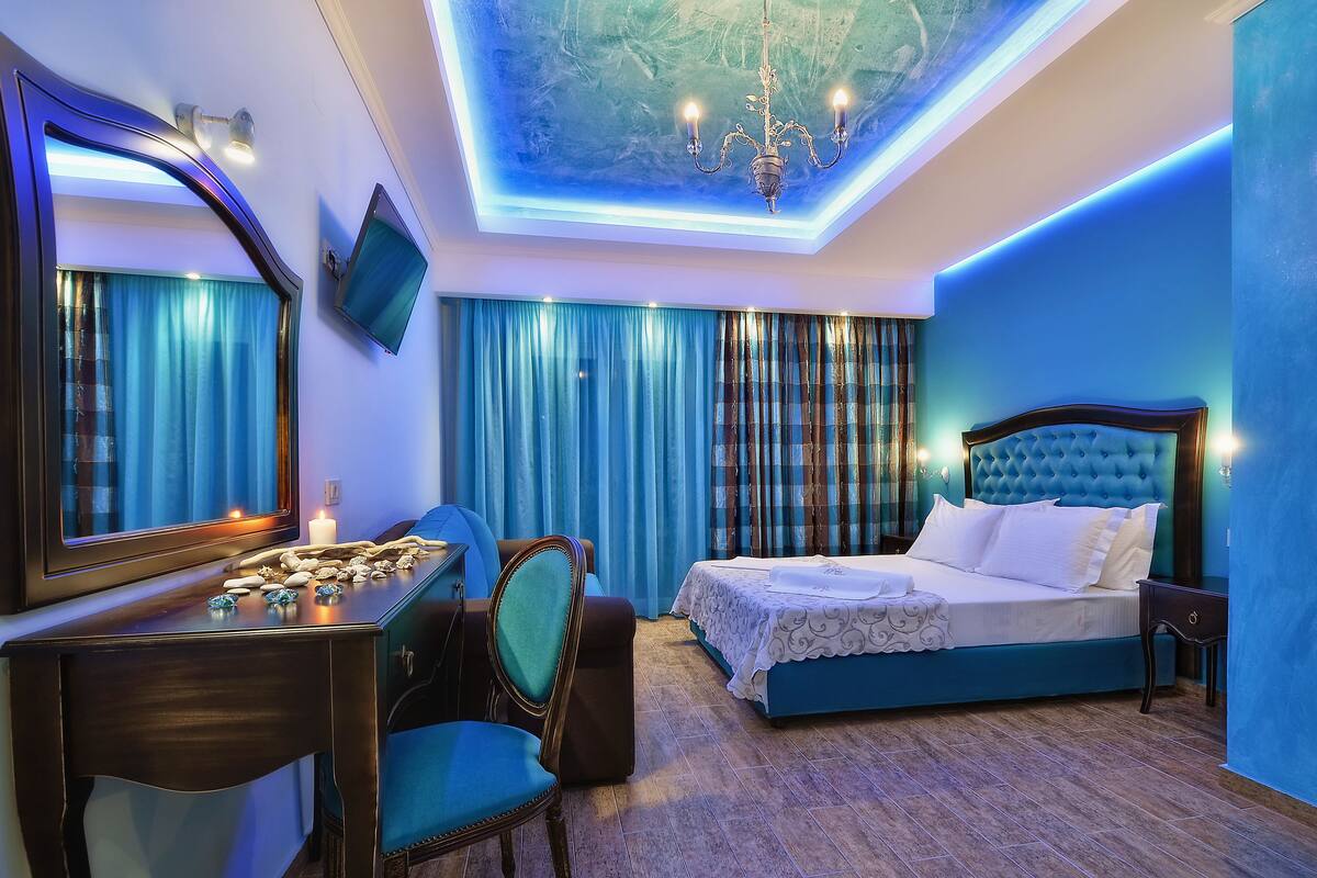 Una habitación de hotel con una cama, un escritorio y una silla.