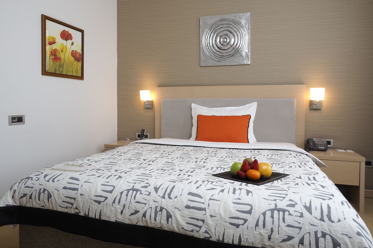 Standard Double Room | Bar mini, peti besi dalam bilik, meja, langsir/tirai gelap terus