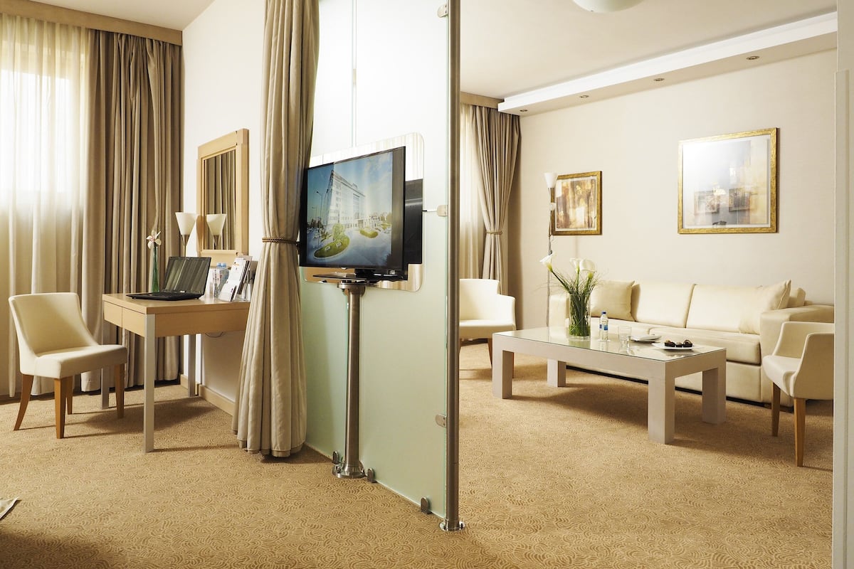 Superior Suite | Bar mini, peti besi dalam bilik, meja, langsir/tirai gelap terus