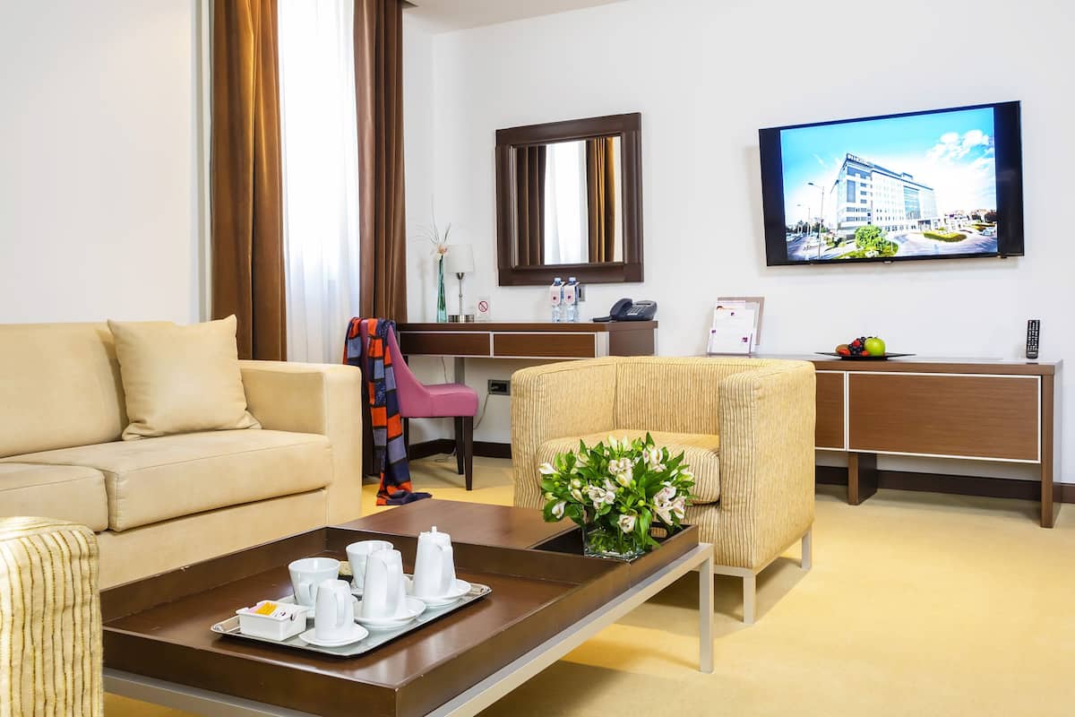 Junior Suite | Bar mini, peti besi dalam bilik, meja, langsir/tirai gelap terus