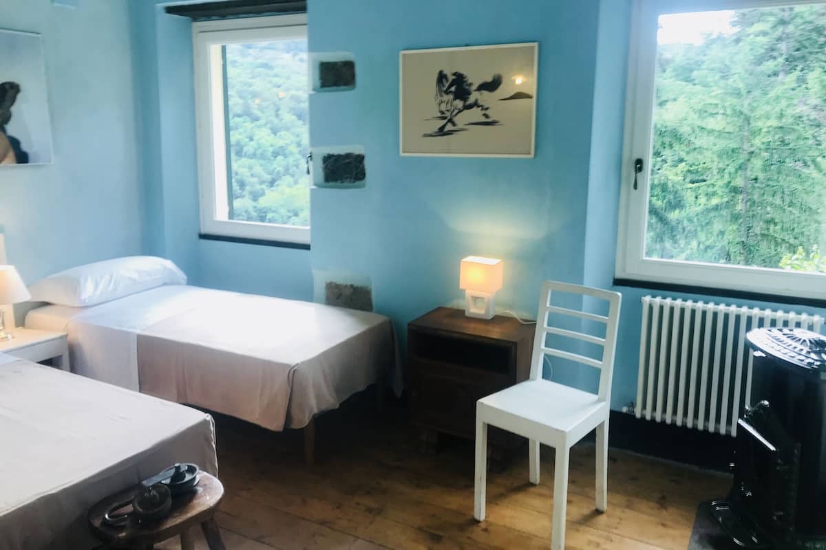 Apartment, 2 Bedrooms | 1 bedroom, desk