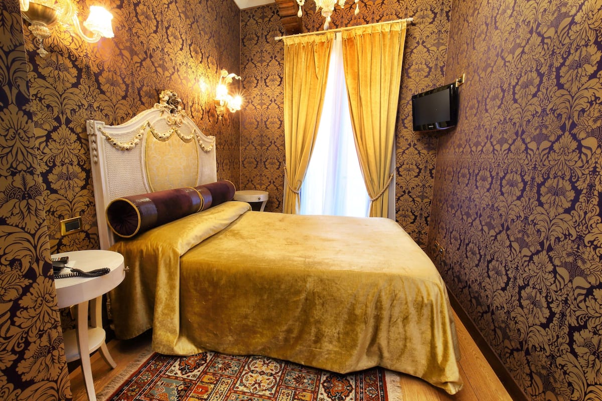 Classic Double Room | 1 bedroom, in-room safe, individually decorated, individually furnished