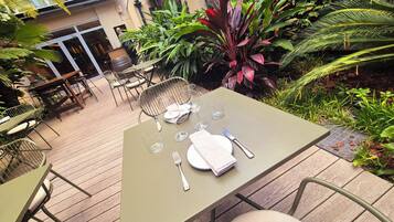 Se sirven desayunos y almuerzos; cocina argentina; con vista al jardín