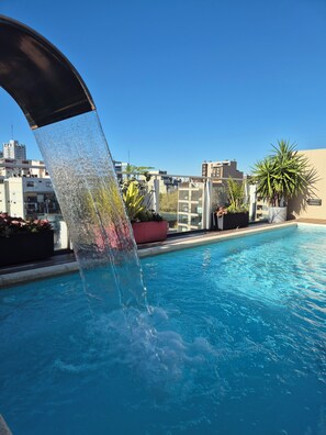 Piscine extérieure, parasols de plage, chaises longues