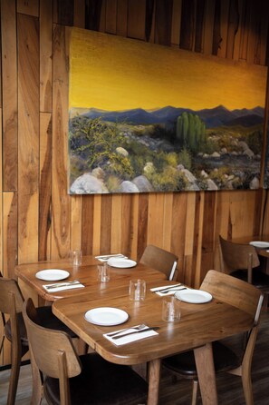 Se sirven desayunos y almuerzos; cocina argentina; con vista al jardín